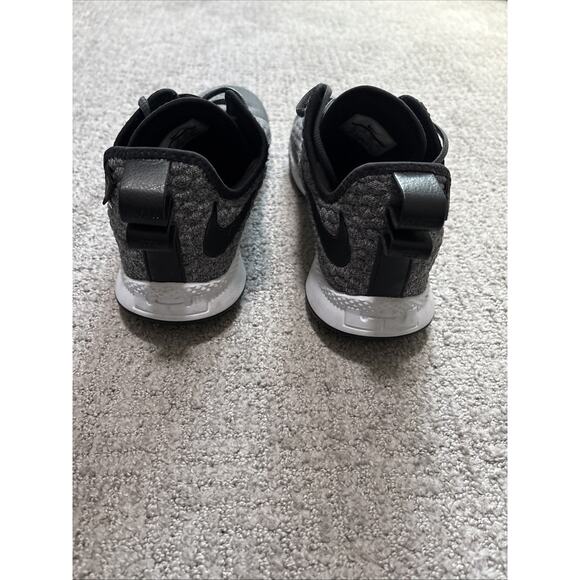 Athletic_Shoes